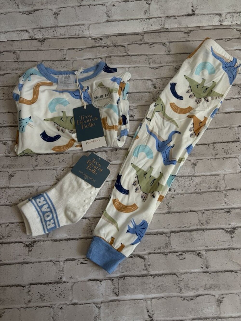 Tres Beau et Belle Toddler Boys Dinosaur Pajamas And Socks Size 24mo NWT